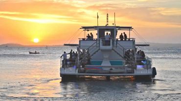  Passeio de catamarã por Búzios